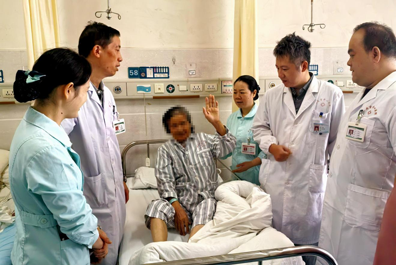 肿瘤“啃”断锁骨 医生“搓”出新生