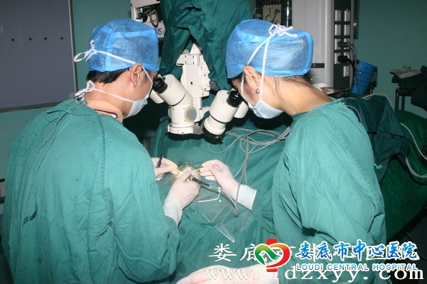 我院成功实施全市首例显微镜下视网膜脱离复位手术