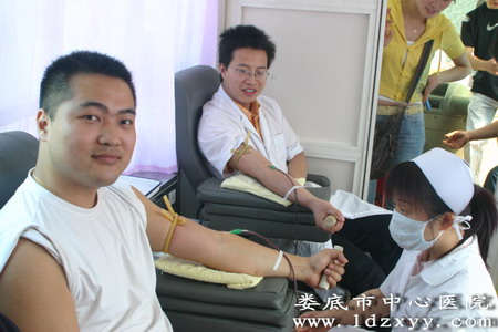 捐血救人奉献爱心