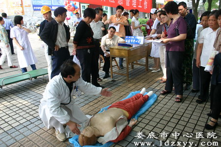 我院积极参加全市应急管理宣传月现场演示活动