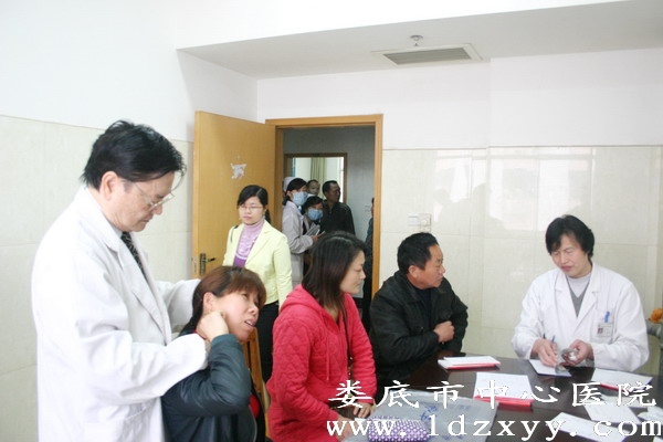 美国医学博士莫世湟教授来我院义诊