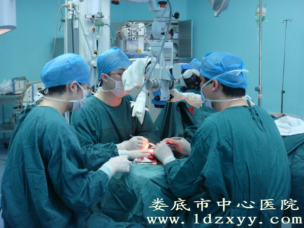 女工不慎锯断手腕专家5小时成功再植