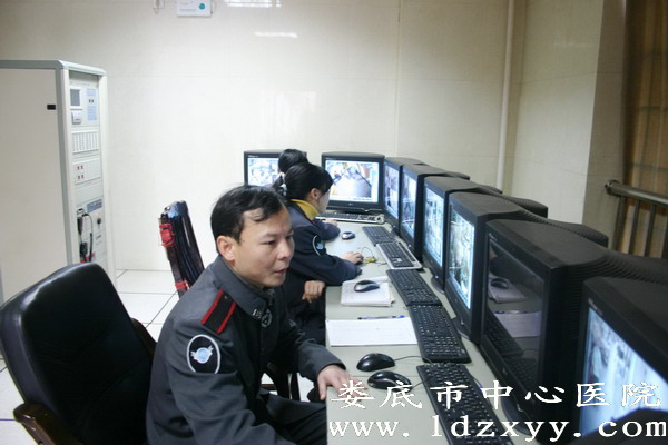 保安见义勇为身中数刀队友临危不惧合力擒凶