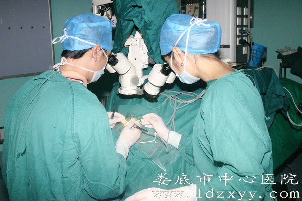 “感谢党和政府，我的眼睛又可以重见光明了”