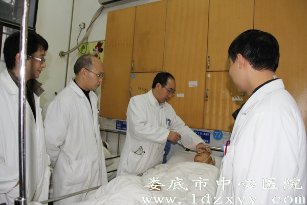 八科专家联手救治  坠楼民工死里逃生