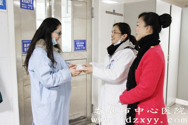 家属诚心感谢　医生巧拒红包
