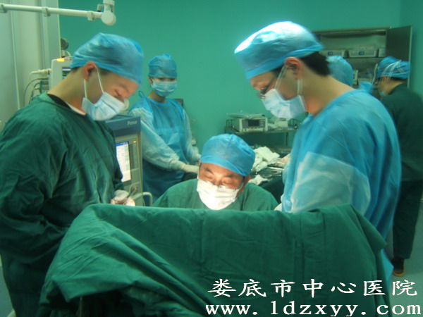 袖珍婴儿长“副脑”专家妙手巧摘除