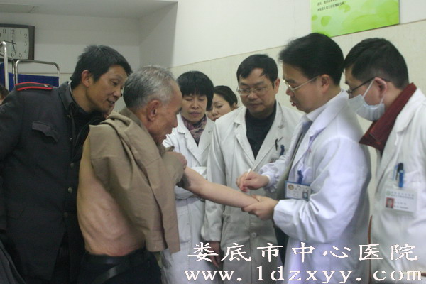 湘雅医院教授谢红付来我院义诊