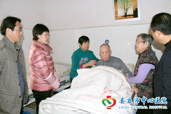 我院领导节前慰问困难党员