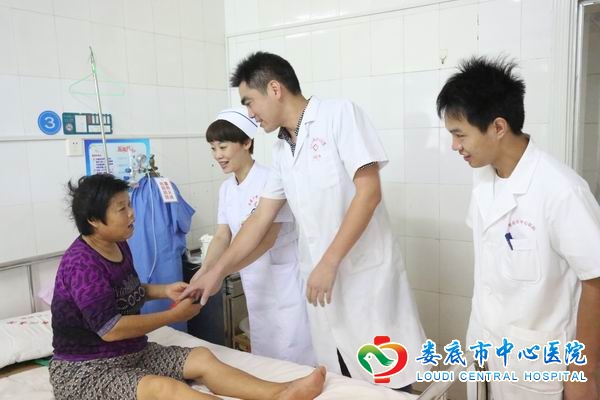 白衣天使爱心捐款感动贫困患者