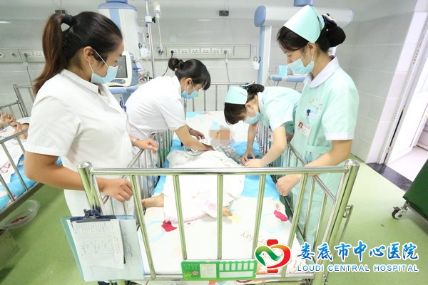 两幼儿误服精神药险丧命，专家全力救治患儿获新生