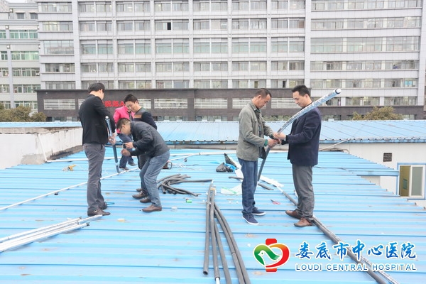 我院后勤人员冒雨5小时抢修爆裂水管