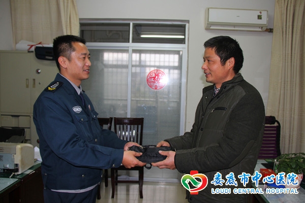 我院保安拾金不昧获称赞