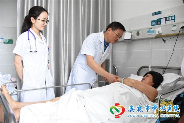我院紧跟国际前沿，突破传统时间窗完成脑中风机械取栓术，成功救治新化六旬农妇