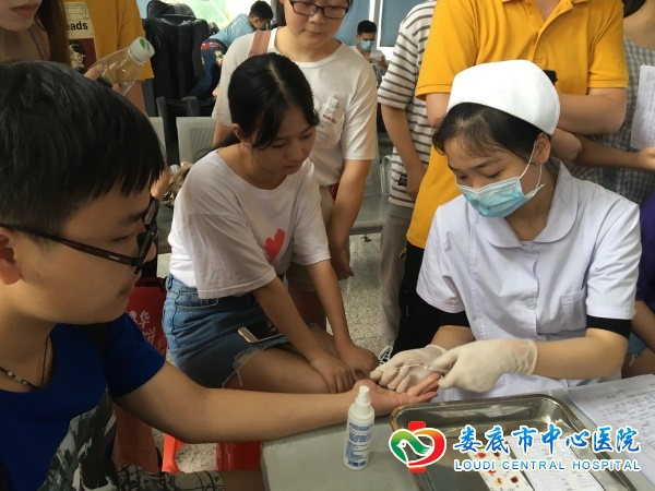 我院200余名医务人员无偿献血近8万毫升