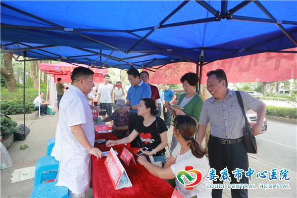 我院积极参加全国“服务百姓健康行动”宣传义诊