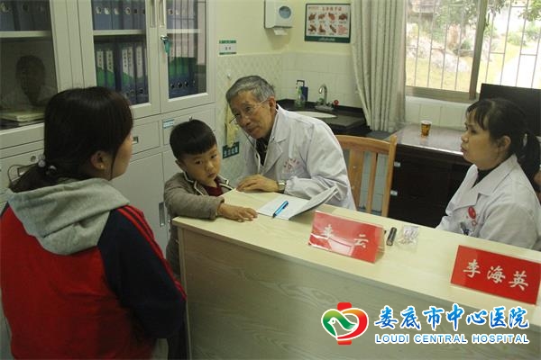 我院儿科开展义诊和教学查房活动
