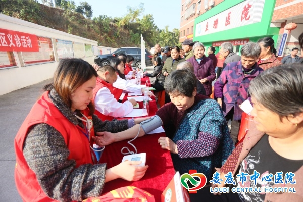 医卫服务进社区专家义诊暖人心