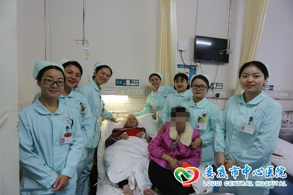 暖！我院医护人员捐助曾收养10个弃婴的八旬拾荒老人