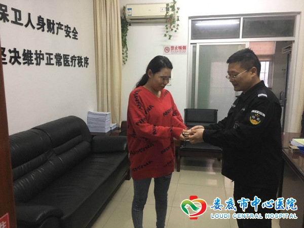 河南粗心女子遗失钱包娄底热心保安辗转找寻失主