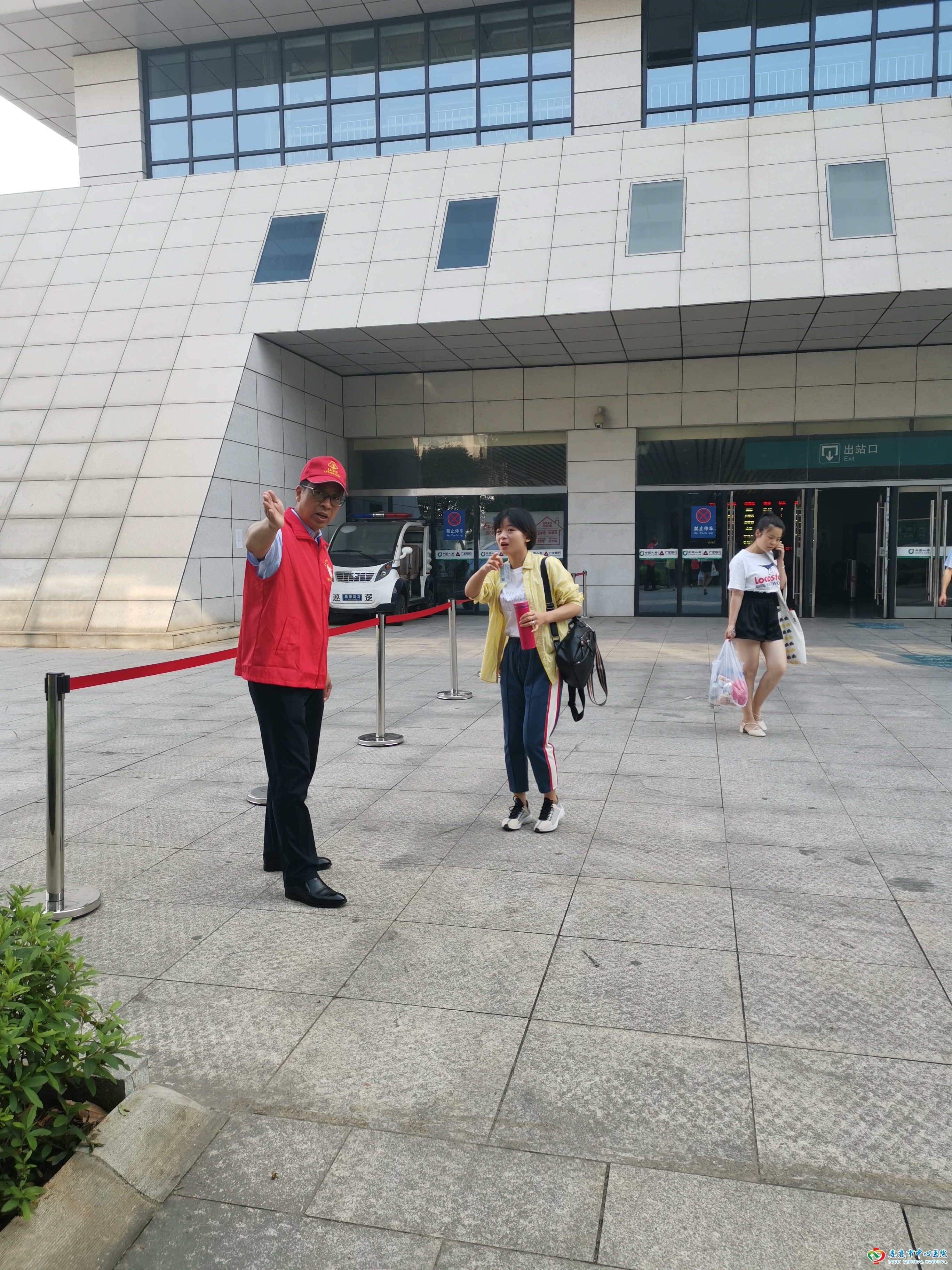 温情携手，“志愿红”成为旅客的“指南针”