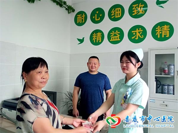 我院护士拾金不昧情暖人心