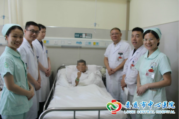 65岁驼背老人曲折求医“碎石”记