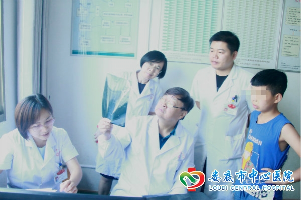 我院特邀专家为矮小症儿童义诊