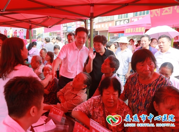 我院健康义诊走进涟源桥头河