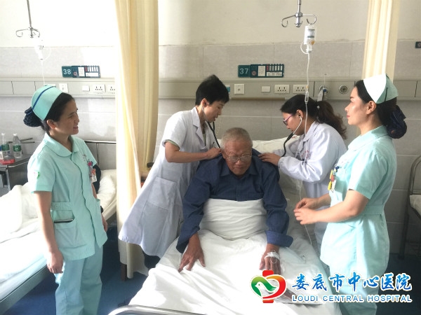 “天使”相伴温情暖,温馨病房情谊浓