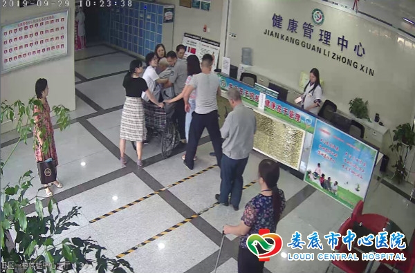 八旬老人异物卡喉过路医生巧施援手