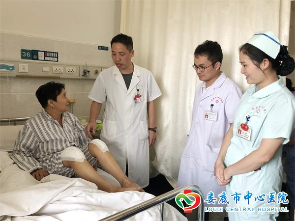 老人“顽疾”无法站立专家妙手还笔直身躯