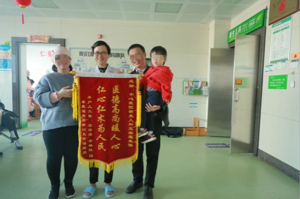 娄底2.7斤早产宝宝3年后答谢救命恩人