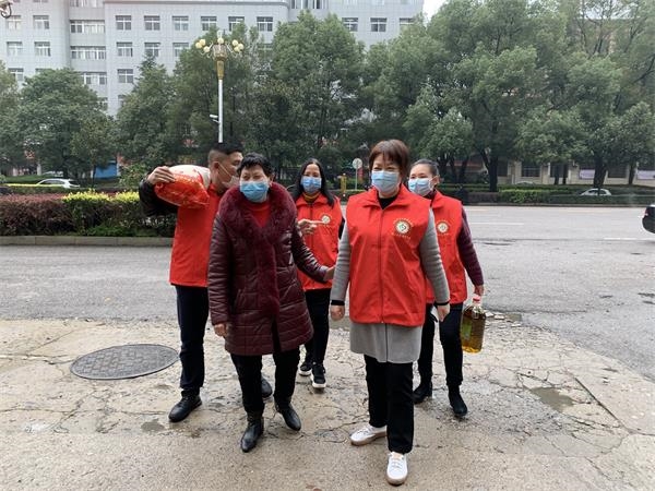 雷锋精神传湘中“疫”线帮扶暖人心