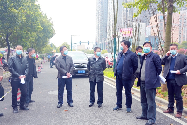 市领导到我院现场办公：力争1个月内完成“北大门”改造
