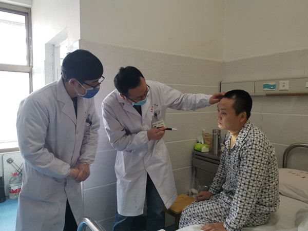 米粒大小钢片“一剑封喉”，吐血不止<br/>医生精湛技术“弹指神通”，妙手回春