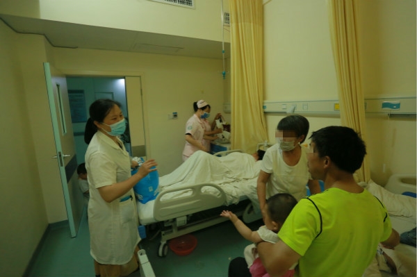 贫困弱智产妇带4个孩子住院手术，产科医护人员纷纷献爱心