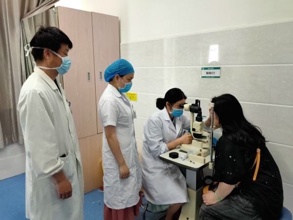 “手机控”注意了！娄底一女士患黄斑裂孔或与狂玩游戏有关