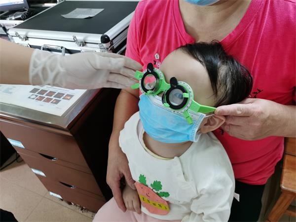 惊！一岁幼儿高度远视致弱视喜！早诊断早治疗有助早康复