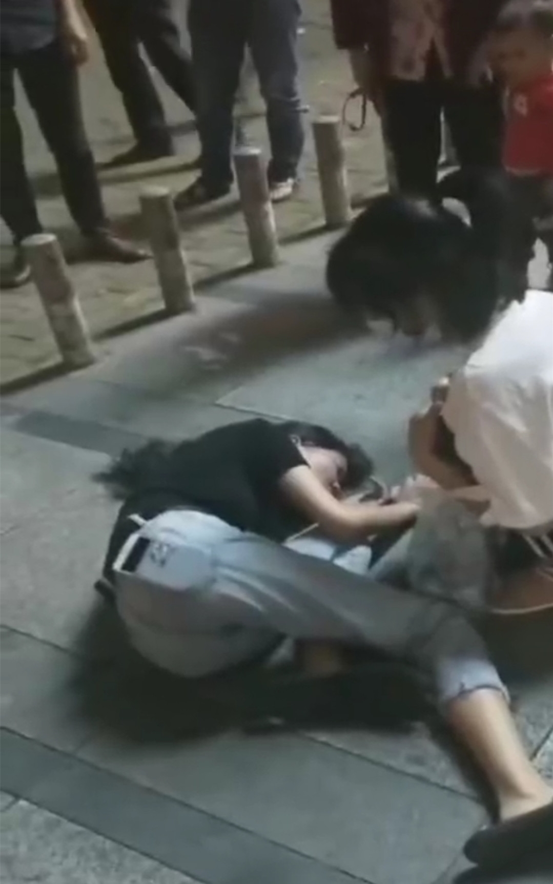 娄底女护士跪地救人，守护休克女孩直至平安