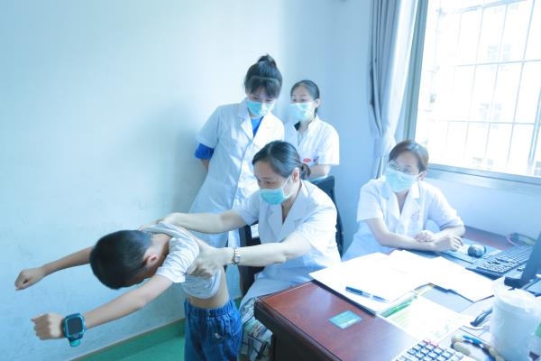 我院特邀省内知名专家来娄为矮小症患者义诊