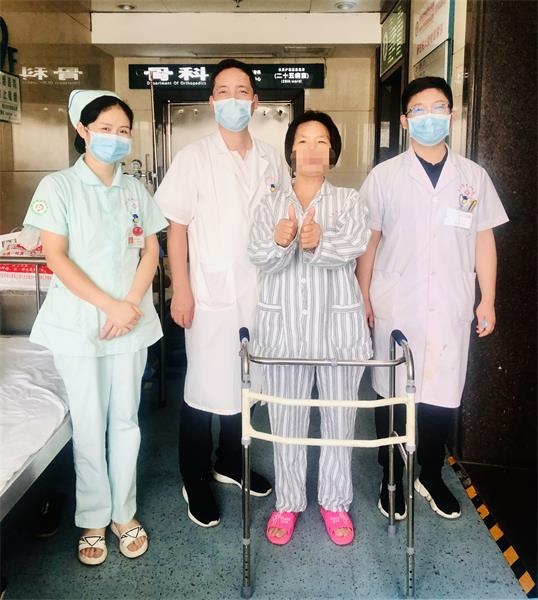 四十三年“假关节”伴隐痛一朝治愈我院专家为患者开启新人生
