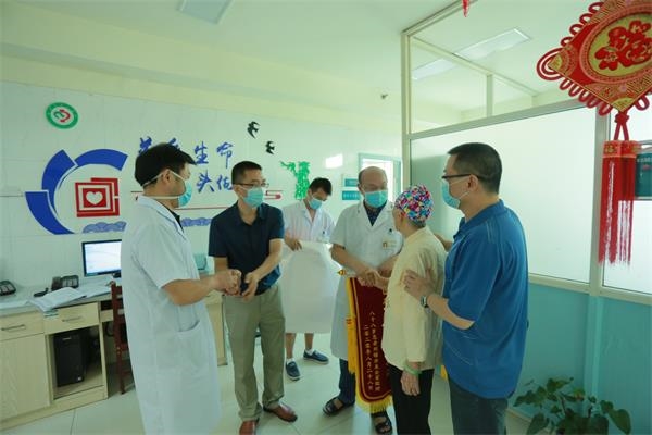 88岁老教授颅内出血命悬一线，医护团队精心救治获家属点赞