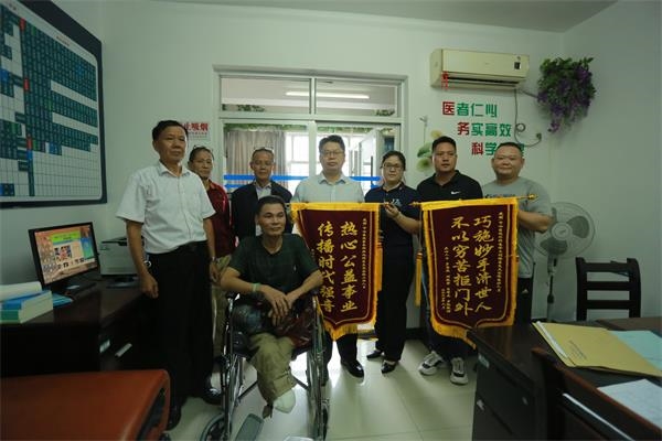 爱心聚力！医院、热心市民接力救治聋哑流浪人