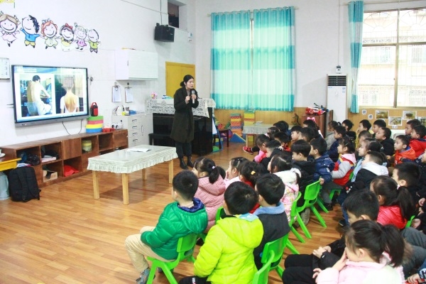 我院为儿童青少年学生开展常见病干预专家讲座