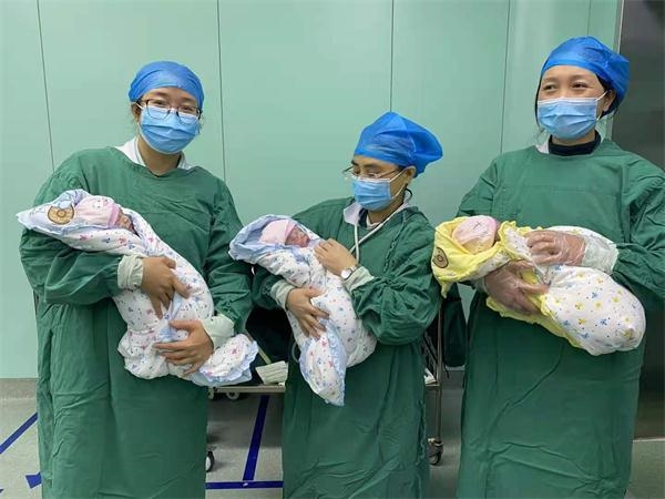 40岁孕妈妈生三胞胎儿子孩子父亲：喜忧参半