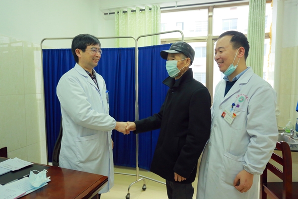 罕见：涟源老人肠子卡进腰椎命悬一线