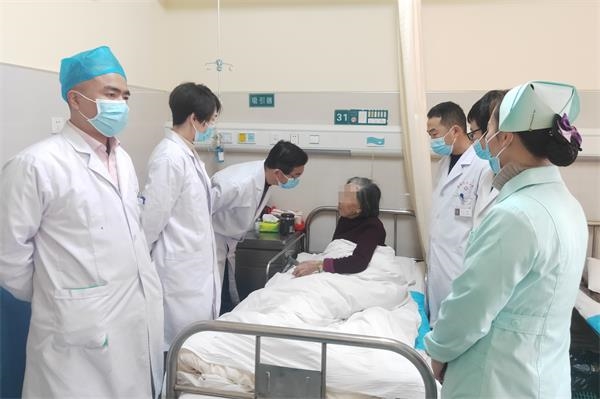 可怕！九旬老人长期直肠脱出肛门万幸！我院专家助患者正常生活