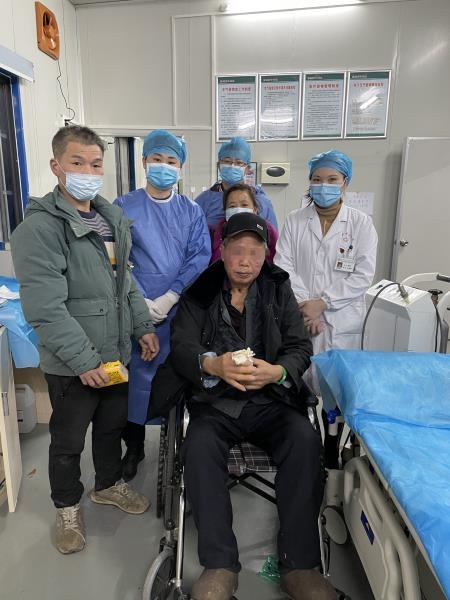 吓人！长棉签掉进气管万幸！医生艺高十分钟取出
