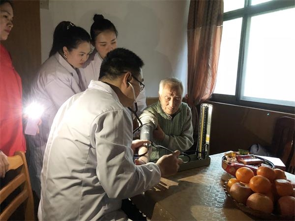 献礼建党百周年走访慰问老党员，我院党委在行动